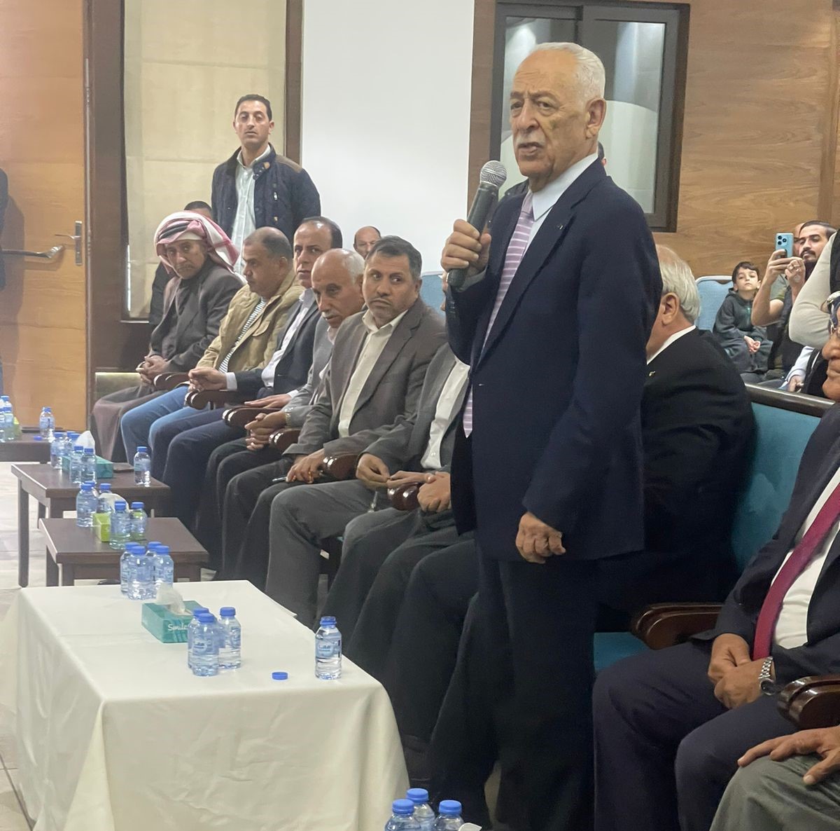 مندوبا عن الملك وولي العهد.... العيسوي يعزي عشيرة النصيرات