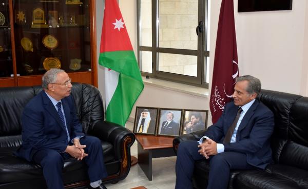 رئيس الوزراء يهنئ رئيس المجلس القضائي بتسلمه مهامه