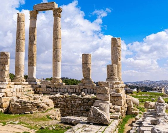 طقس خريفي لطيف الاثنين فوق المرتفعات الجبلية