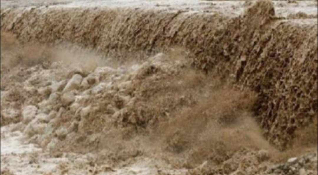 الدفاع المدني ينقذ فتاة، ويخلي طفلة توفاها الله إثر سحبهما من مياه سيل في  البلقاء