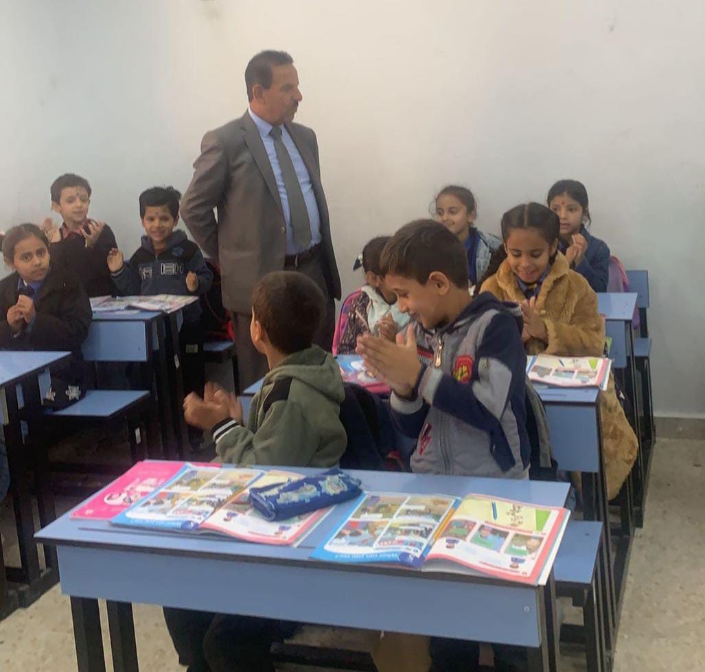 العبيدات يتفقد مدرستي الفيصلية الأساسية المختلطة والأساسية للبنين