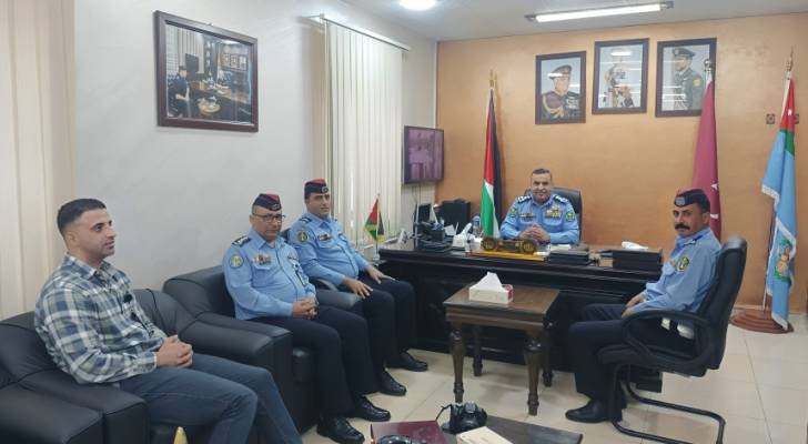 طاقم دورية سير يتمكن من إعادة مبلغ مالي كبير فقدته سيدة من جنسية عربية في المفرق