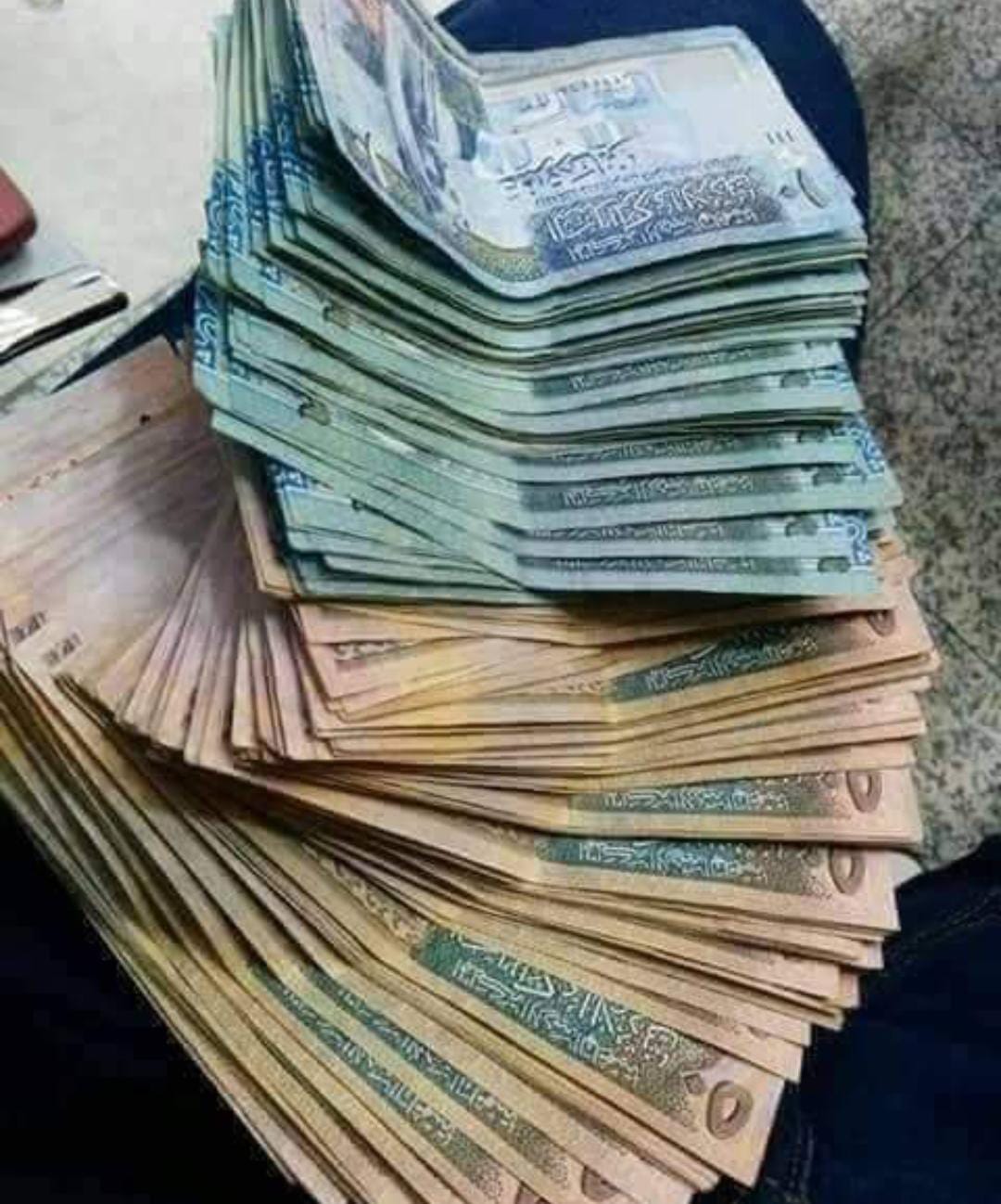 دورية سير في المفرق تعيد 1800 دينار لسيدة عربية فقدت محفظتها في سيارة أجرة