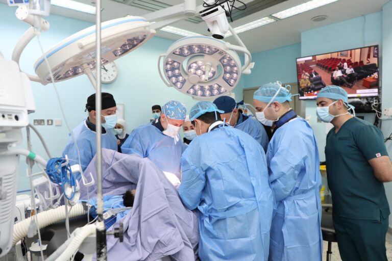 ورشة متخصصة بجراحة عظام الأطفال في “الخدمات الطبية”