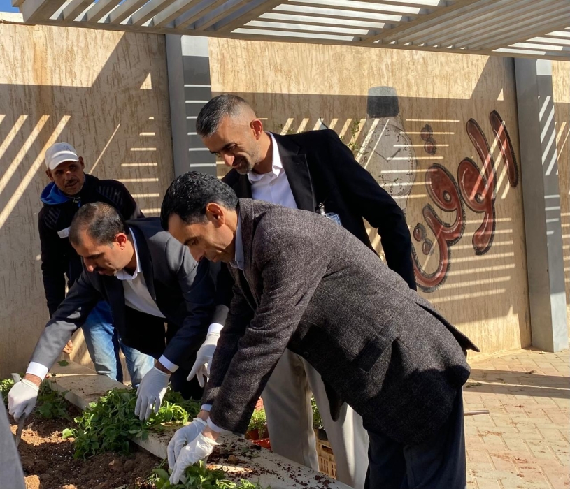 السكارنة يشارك في نشاط غرس الأشجار بمدرسة نسيبة المازنية ضمن مشروع “خطوات خضراء”