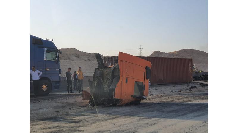 تدهور تريلا محملة بالإسمنت يتسبب بإغلاق مؤقت للصحراوي