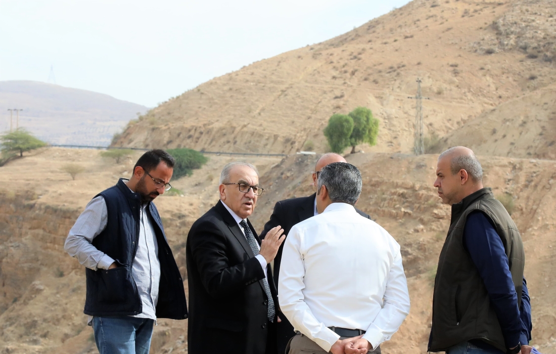 ابو  السمن يتفقد مشروع طريق وادي شعيبالسلط وماحص ومشروع تصريف مياه الينابيع في منطقة العدسية