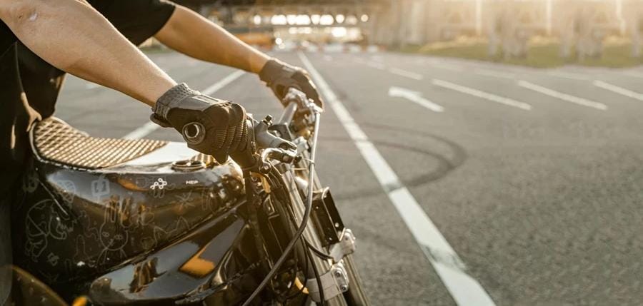 السير: يمنع استخدام الدراجات بالأحياء السكنية من الـ12 ليلاً للـ6 صباحاً