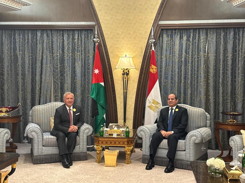 الملك يلتقي عباس والسيسي وميقاتي قبيل القمة العربية الإسلاميةصور