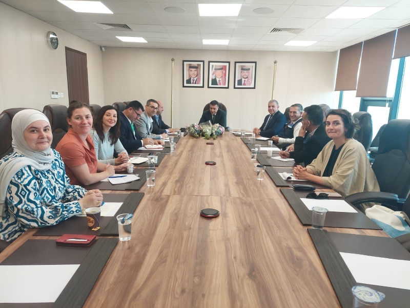 وزير الزراعة يبحث مع ممثلي منظمات دولية تعزيز قطاع أزهار القطف