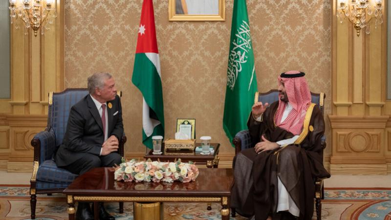 الملك يلتقي ولي العهد السعودي على هامش قمة الرياض