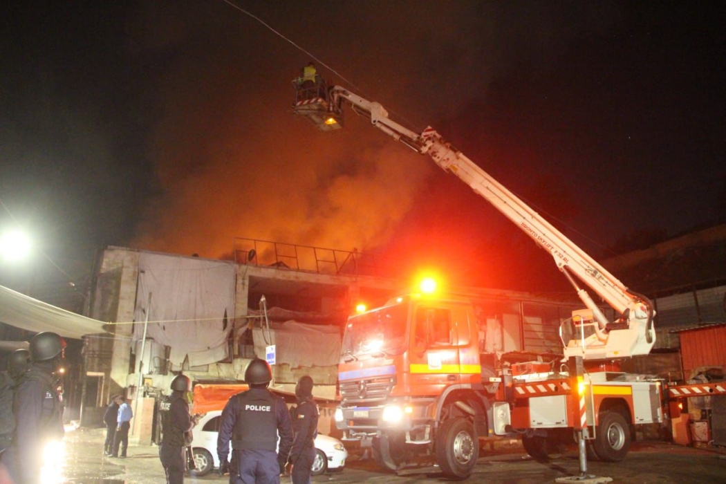 الدفاع المدني يخمد حريقاً داخل سوق البالة في محافظة إربد ...صور