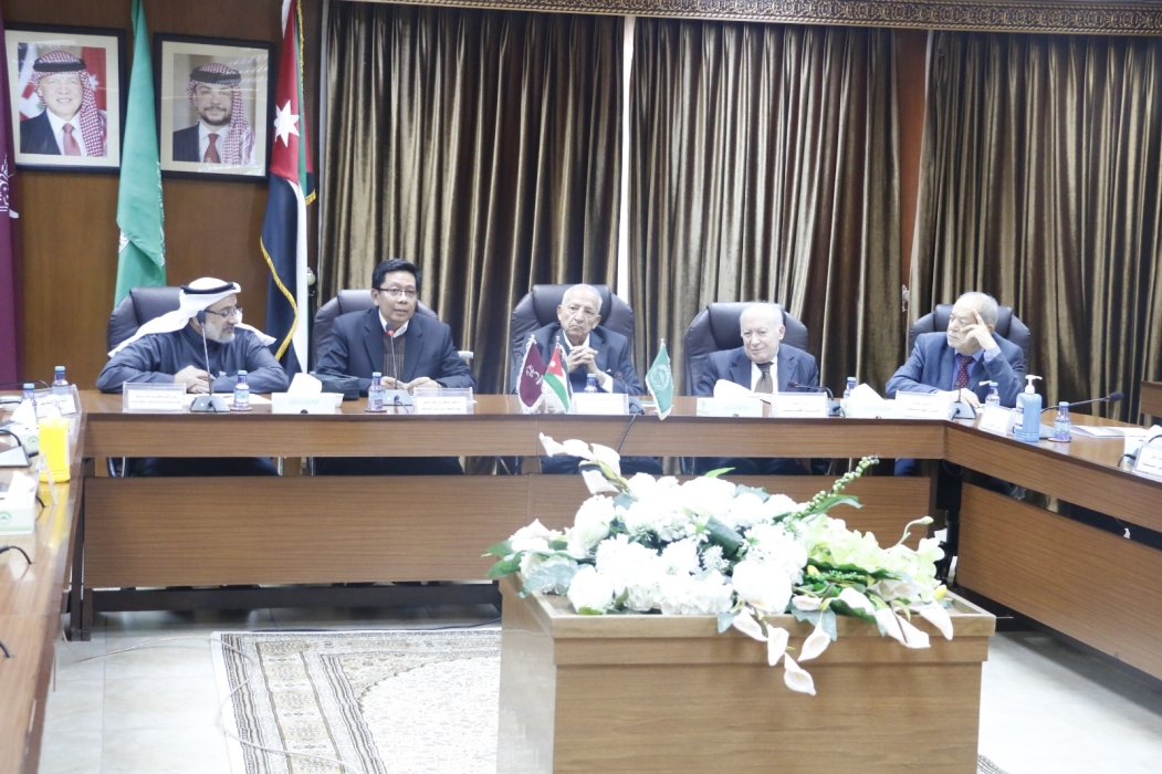 وفد من جامعة رادين انتان الأندونيسيّة يزور المجمع