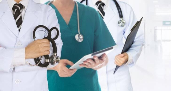 الأطباء: وقف التعامل مع أي جهة تأمينية ترفض الالتزام بلائحة الأجور 2024