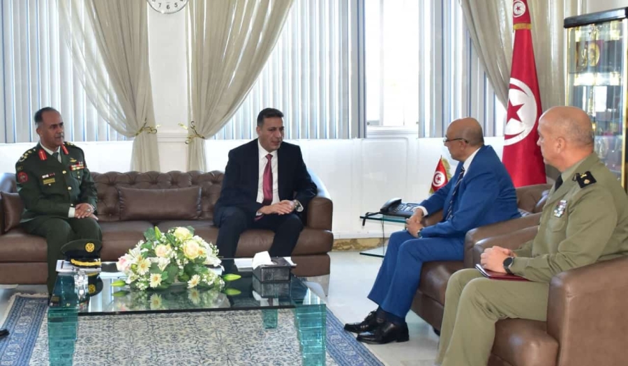 بالصور..وزير الدفاع الوطني التونسي يلتقي سفير الأردن بتونس
