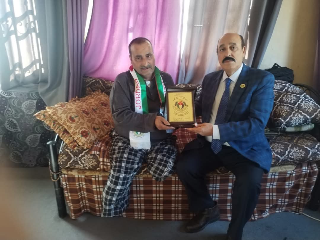 الشوبكي يزور الوكيل المتقاعد سليم الزواهرة للاطمئنان على صحته