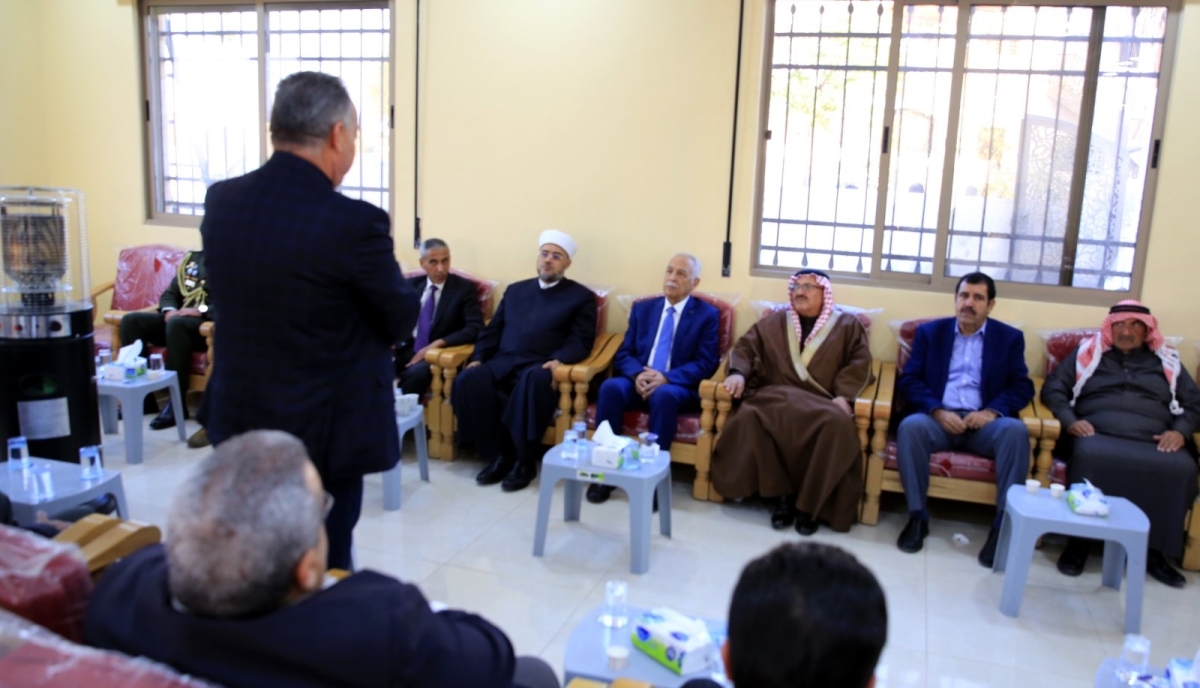 مندوبا عن الملك وولي العهد.. العيسوي يعزي عشيرة النعيمات