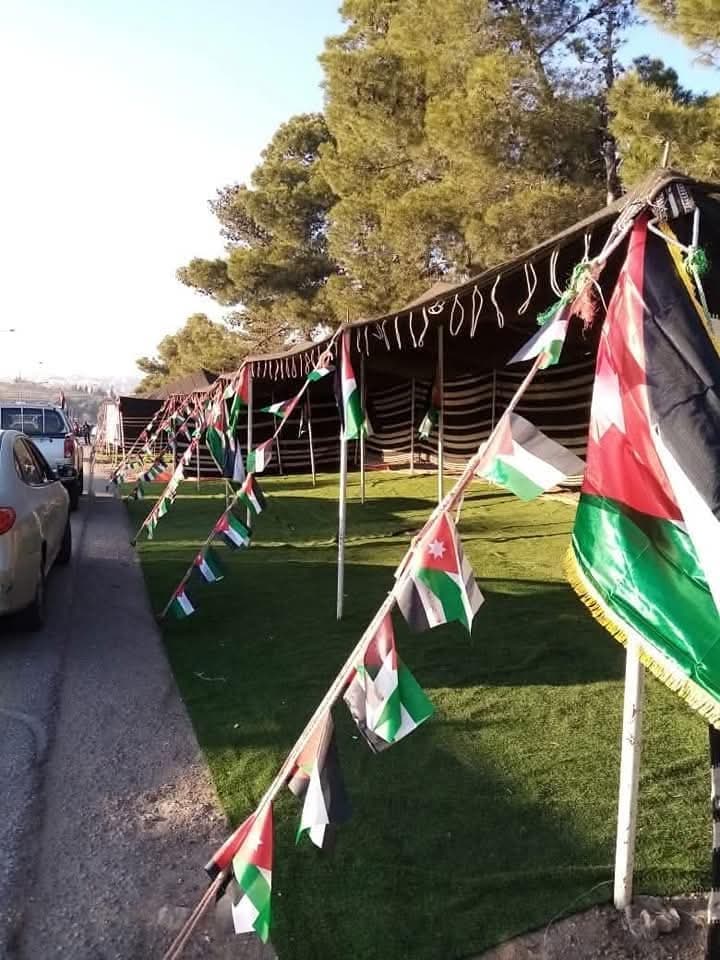 بالصور ..السلط تزين شوارعها استعداداً لزيارة الملك اليوم