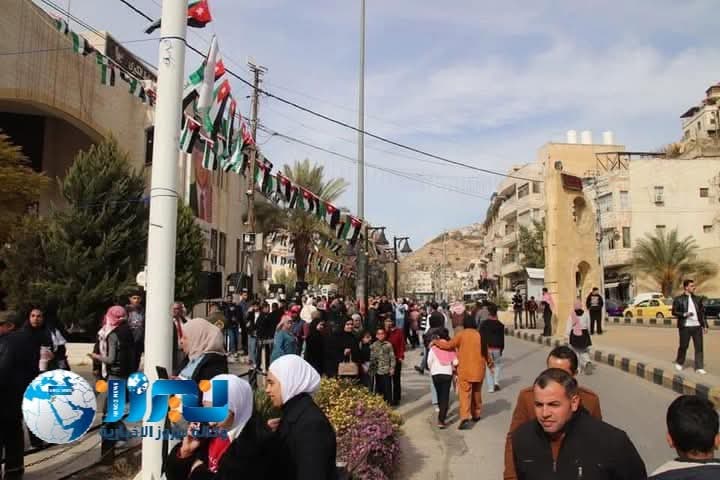 أهالي البلقاء يستقبلون الملك في السلط ..صور