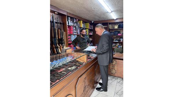 وزير الداخلية يتفقد محال الأسلحة والذخائر في وسط البلد بعمان