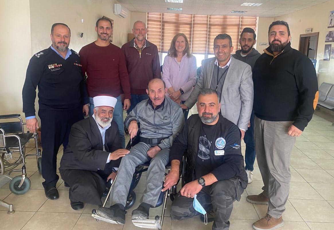 توزيع كراسي ومُعينات حركية على مصابين عسكريين في الشمال