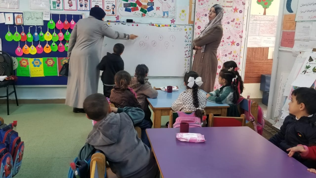 المصري تتفقد المدارس وتؤكد على الالتزام بالدوام والاستعداد للاختبارات