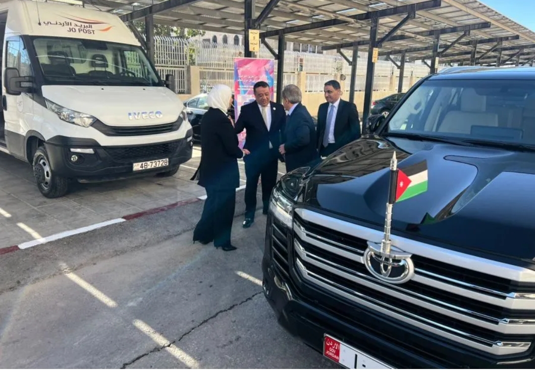 رئيس الوزراء  يزور  البريد الأردني ..صور