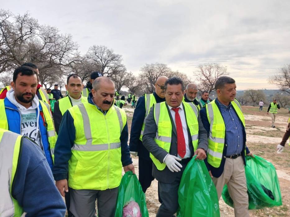 حملة نظافة شاملة في منطقة العشة برعاية محافظ إربد رضوان العتوم
