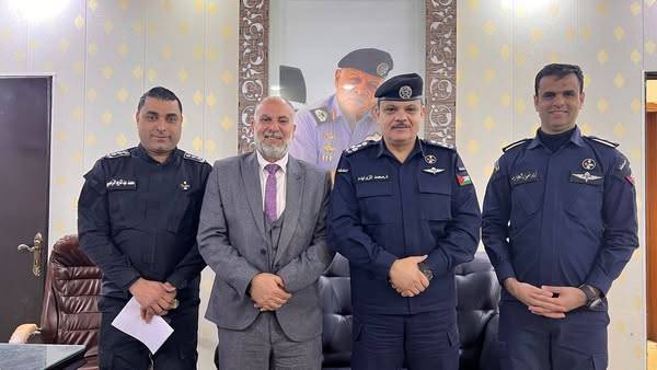 جولة تفقدية لمدير شرطة إربد يرافقه رئيس بلدية اليرموك على خدمات الترخيص المتنقل