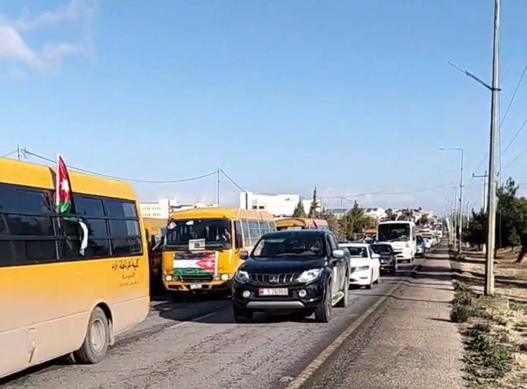 عشرات الآلاف من أبناء إربد يتوجهون إلى عمّان لاستقبال جلالة الملك في مطار ماركا