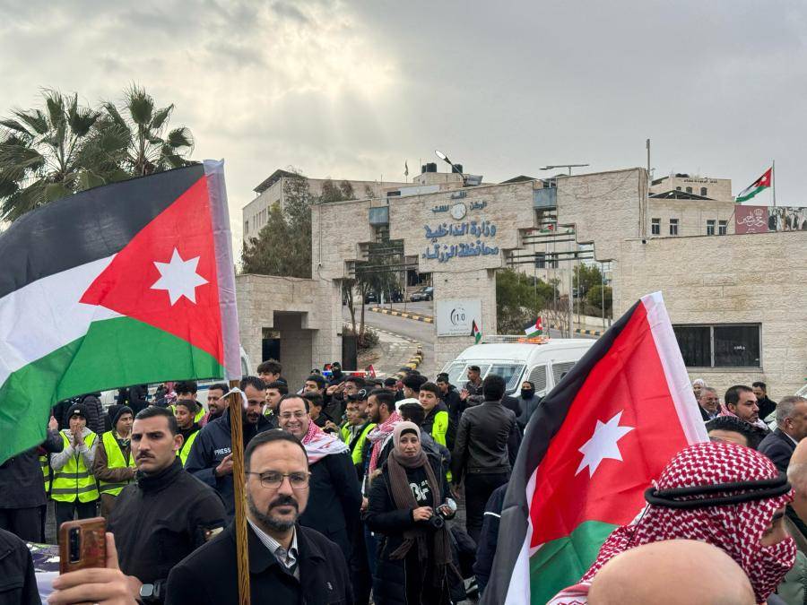 عشرات الالاف من أبناء محافظة إربد يستقبلون جلالة الملك في العاصمة عمان بحفاوة كبيرة