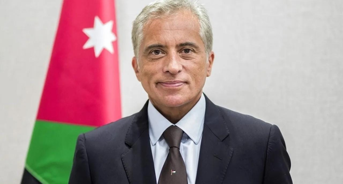 رئيس الوزراء: نرفع علمنا اليوم ونصونه كل يوم