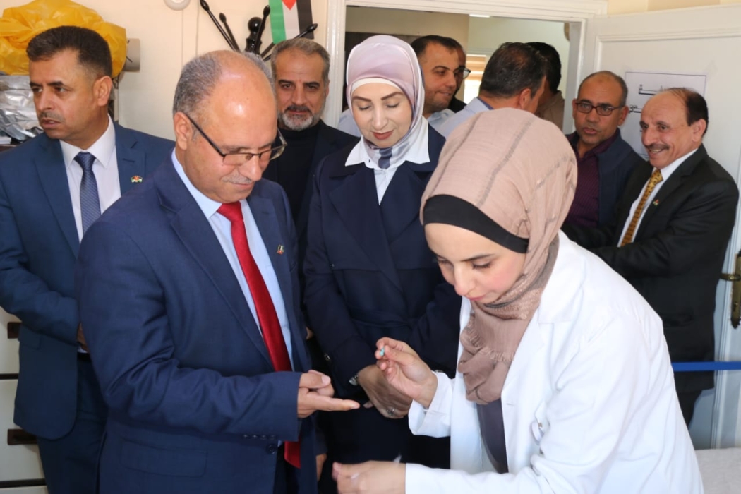 موظفو مديرية تربية البترا يطلقون مبادرة عنوانها دمك غالي علينا احتفالا بيوم العلم.