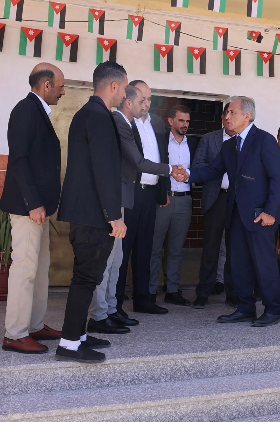 رئيس الوزراء يتفقد نادي عيمة الرياضي في الطفيلة