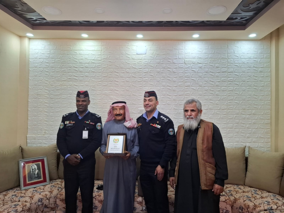 وفد من مديرية الأمن العام يكرّم م العسكري ضيف الله الدبوبي تقديراً لمسيرته العطرة