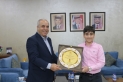 وزير التربية والتعليم  يكرم طالب من  مدارس جامعة عمان الاهلية الأولى