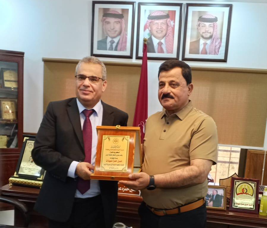 مدير تربية لواء بني كنانة يكرم رئيس بلدية الكفارات تقديراً لدعم البلدية المتواصل للقطاع التربوي