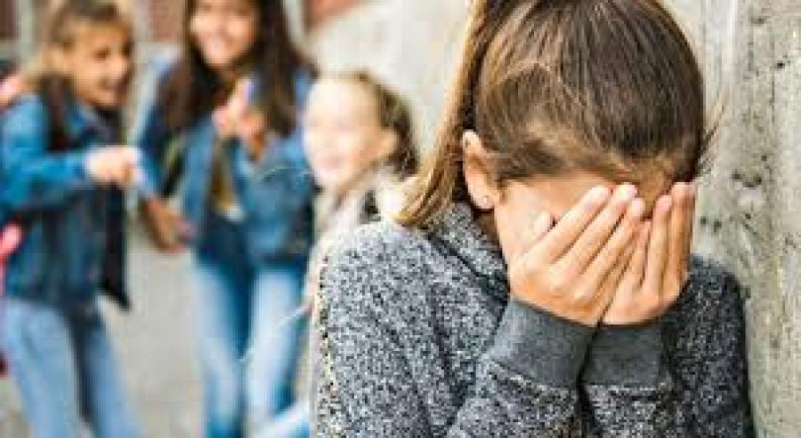 معلمة تحبس طفلة بالصف الثاني داخل غرفة صفية .. ومدير التربية يوضح