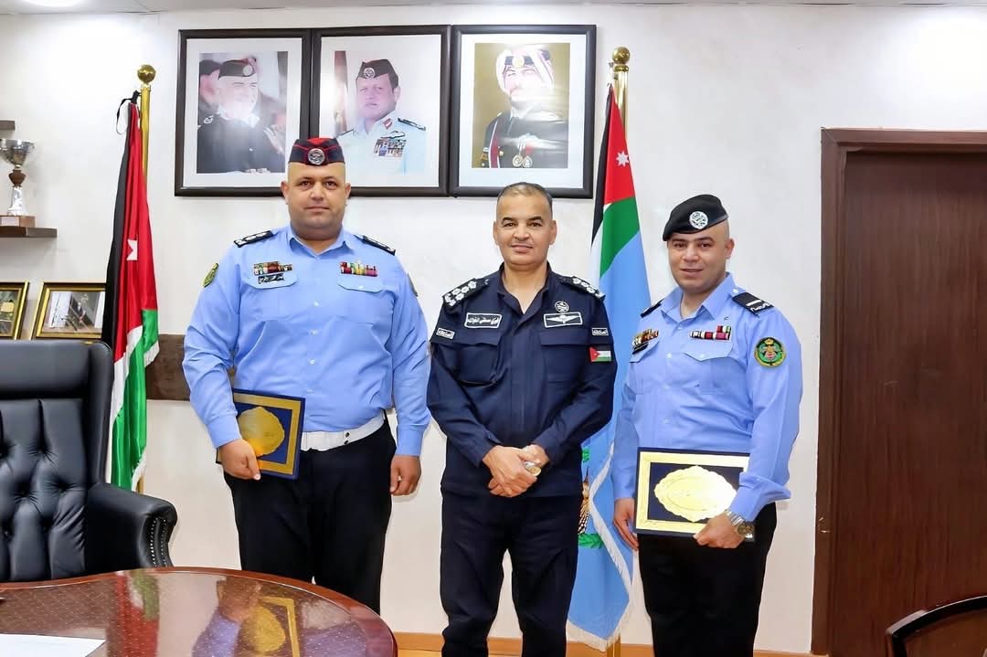 مدير الدوريات الخارجية يكرم الملازم اول المومني والوكيل  القماز