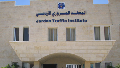 المعهد المروري: الملصقات على المركبات تشتت الانتباه بنسبة 12