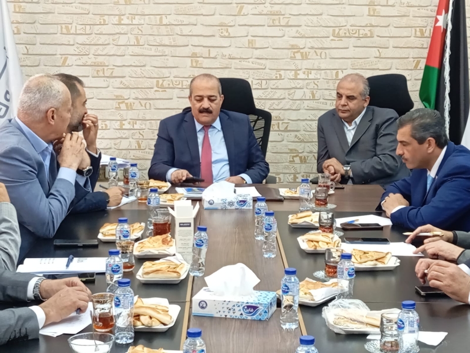 محافظ اربد يبحث وشركة اليرموك خطط التزويد المائي لفصل الصيف