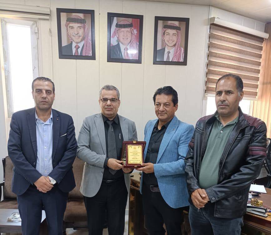 مدير تربية بني كنانة يكرم رئيس بلدية السرو تقديرا لجهوده الريادية في دعم القطاع التعليمي