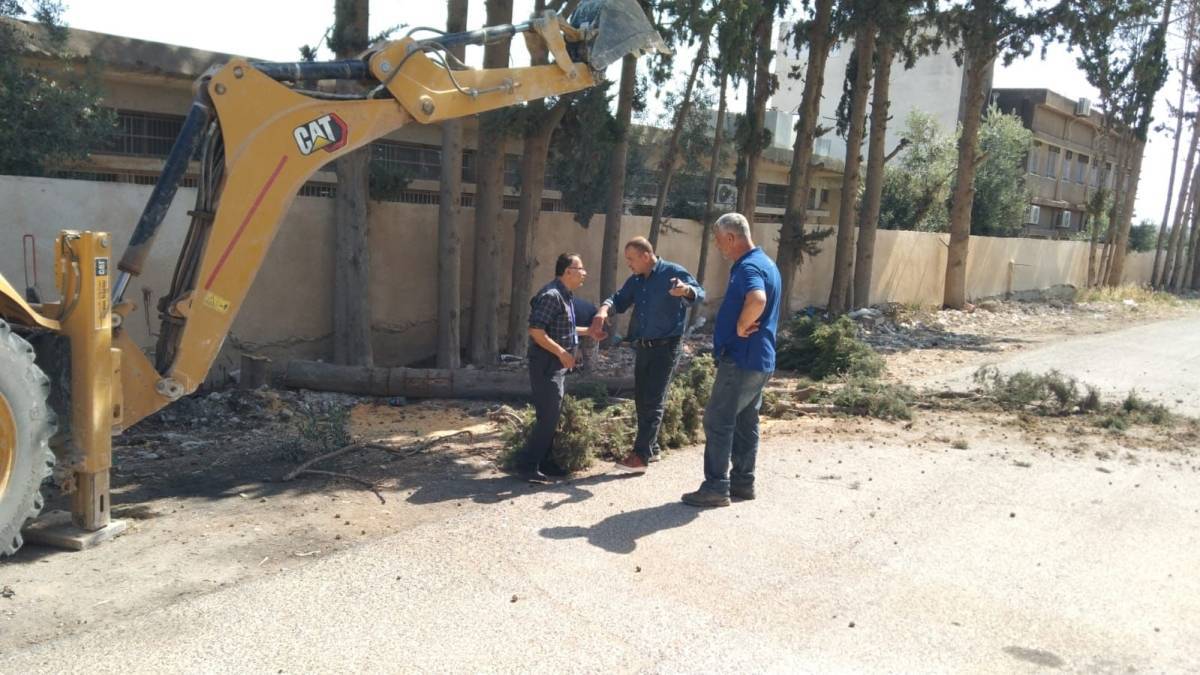 تعاون مؤسسي لتقليم الأشجار الحرجية المحيطة بساحة مدرسة يبلا الأساسية للبنات
