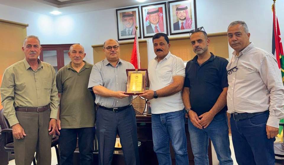 تكريم رئيس بلدية الكفارات تقديرًا لجهوده في دعم الجمعيات الزراعية والمجتمع المحلي