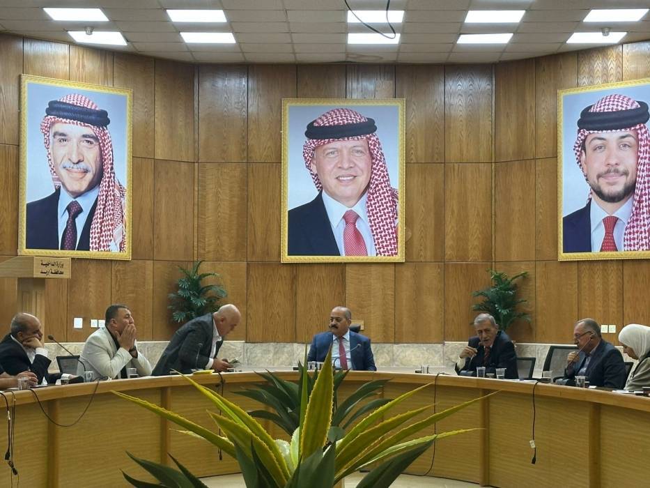محافظ إربد يترأس اجتماع المجلس التنفيذي: مراجعة شاملة لمشاريع 2025 ومعالجة أسباب تعثر المشاريع السابقة