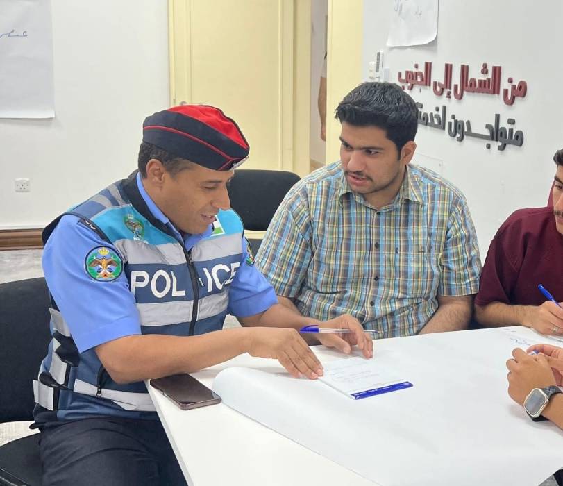 تعاون توعوي بين فريق كلنا خلف قيادتنا الهاشمية والمعهد المروري الأردني في معان