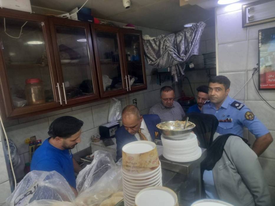 متصرف ماحص والفحيص يواصل جولاته التفقدية لضمان السلامة الغذائية في اللواء