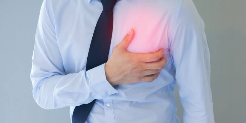 استشاري أمراض باطنية بـالقاهرة والناس: ألم الصدر عند الشباب لا يُستهان به.. مؤشر لحالة خطيرة