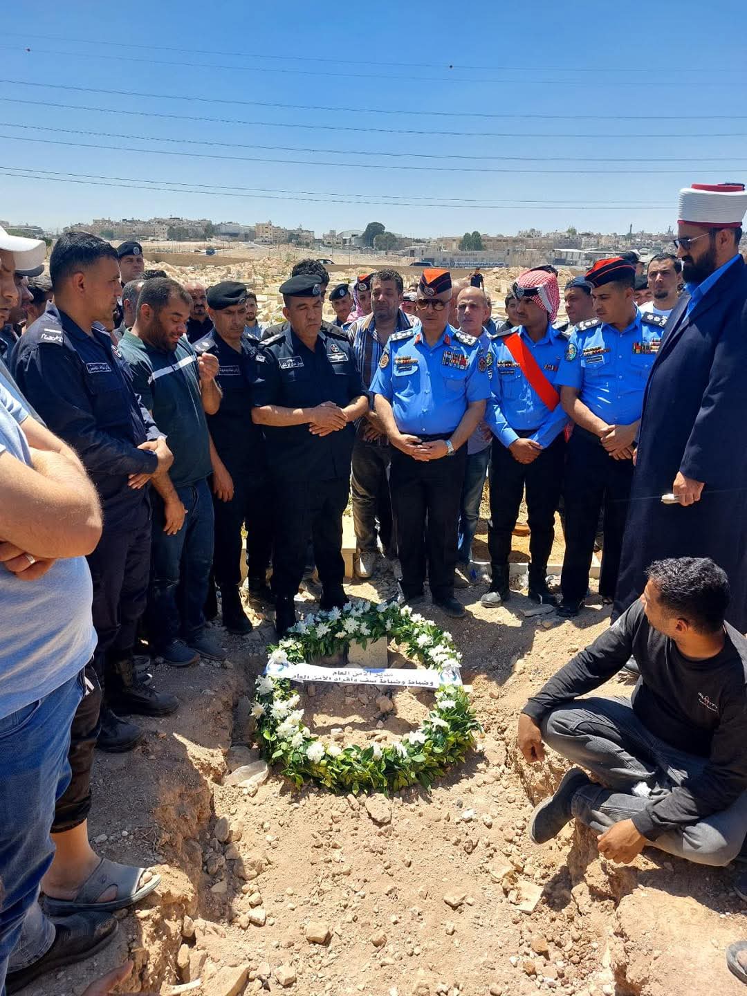 العميد ابو شقير يشارك في تشييع جثمان الوكيل علاء ابو محجوب ...صور