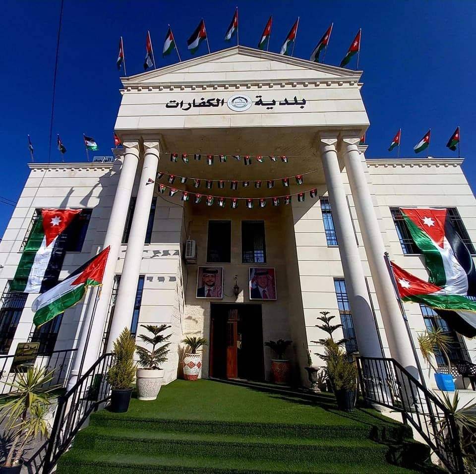 بلدية الكفارات تزين مداخل مناطقها بساريات علم بارتفاع 16 مترا